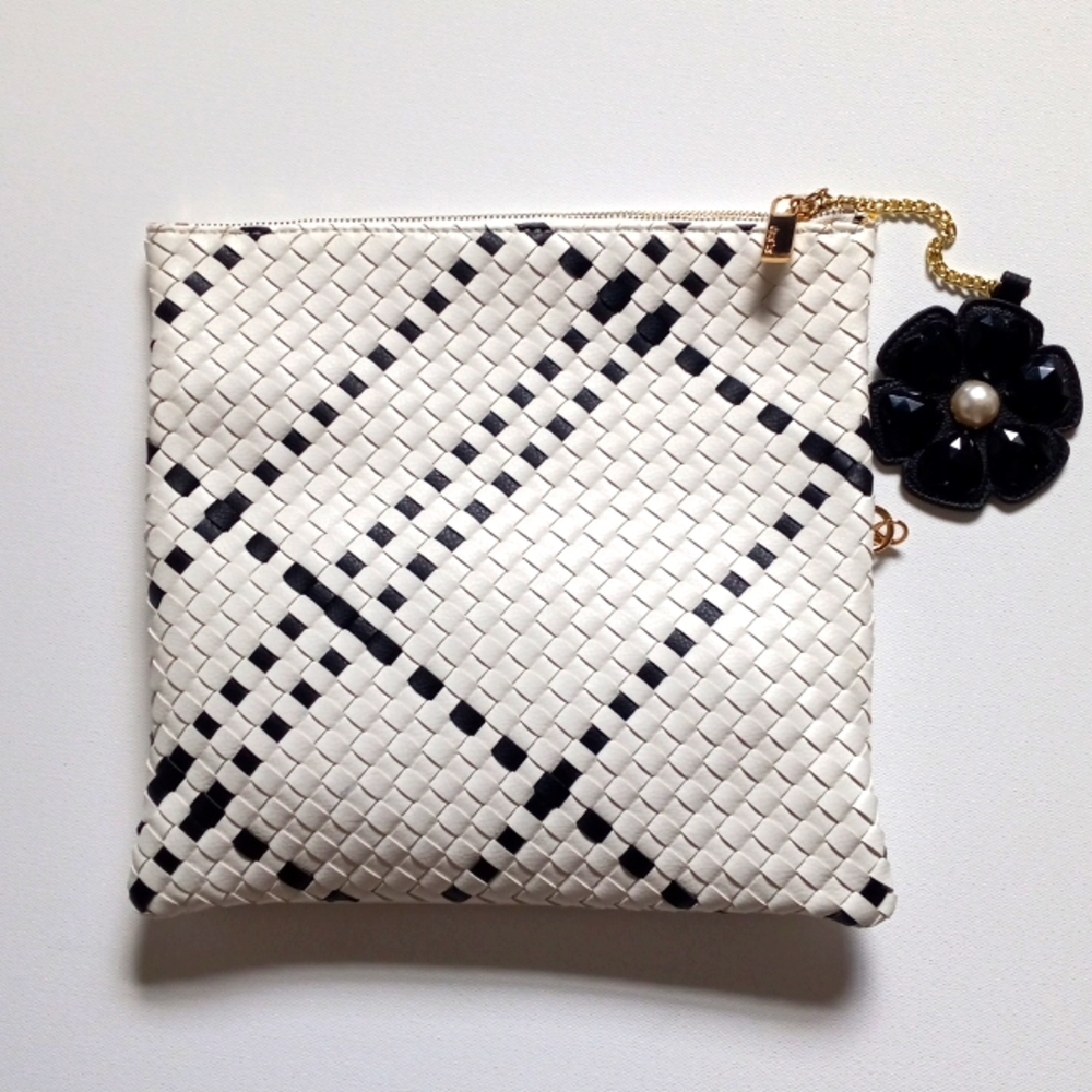 EVERYTHING BUT WATER Black White CROSSBODY CLUTCH - Picture 11 of 12